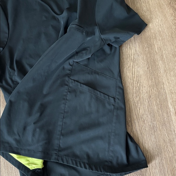 Medelita Women’s Scrub Top. Size L. - Picture 4 of 6